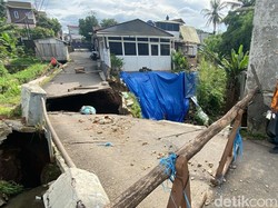 Jembatan Penghubung 2 Kampung di Padalarang Ambruk Terkikis Arus Sungai
