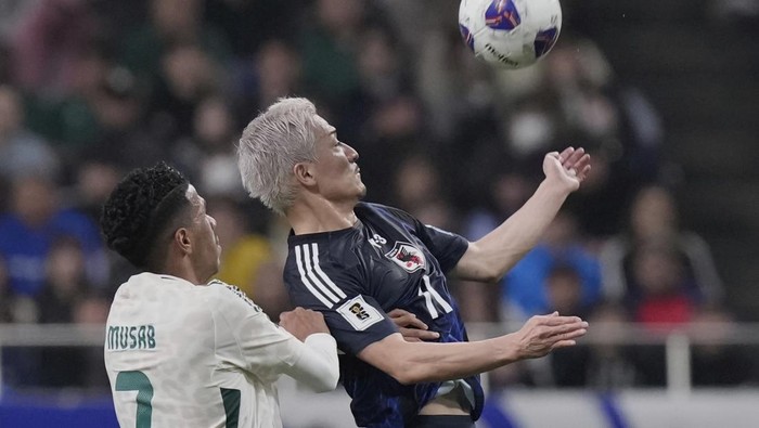 Jepang, Arab Saudi Japans Daizen Maeda, right, and Saudi Arabias Musab Aljuwayr, battle for the ball during the World Cup 2026 group C qualifying soccer match between Japan and Saudi Arabia at Saitama Stadium 2002 in Saitama, north of Tokyo, Tuesday, March 25, 2025. (AP Photo/Eugene Hoshiko)