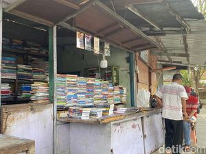 Senja Kala Kios Buku Lawas Stadion Diponegoro Semarang