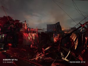 Kebakaran Dekat Rel KA di Grogol Jakbar Tertangani, KRL Sudah Bisa Melintas