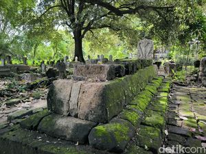 Tanda Tanya Siapa Pencuri Nisan Makam Mbah Tameng di Kawasan Sunan Giri Tanda Tanya Siapa Pencuri Nisan Makam Mbah Tameng di Kawasan Sunan Giri