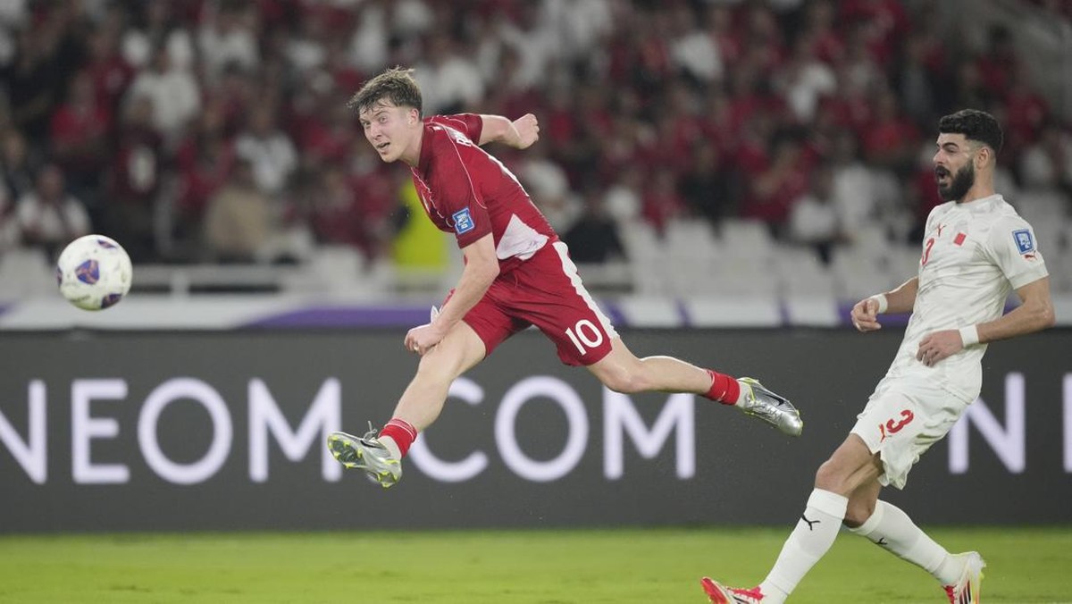 Aksi Ole Romeny melawan Bahrain. Foto: AP/Tatan Syuflana