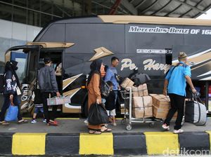 Video: Curhat Porter Terminal Pulo Gebang, Penghasilan Menurun hingga 40%