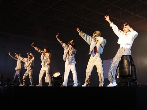 Penampilan live dari WATWING