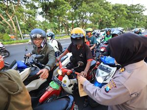 Polisi Bagikan Ratusan Takjil ke Pengguna Jalan Ahmad Yani Surabaya Polisi Bagikan Ratusan Takjil ke Pengguna Jalan Ahmad Yani Surabaya