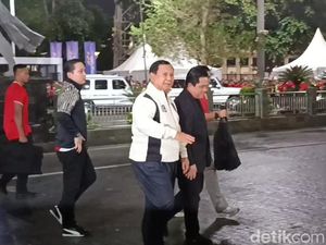 Pakai Jaket Timnas, Prabowo Saksikan Laga Indonesia Vs Bahrain di GBK