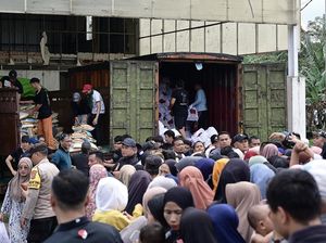 Prabowo Bagikan Ribuan Paket Sembako ke Warga Bojong Koneng Jelang Lebaran