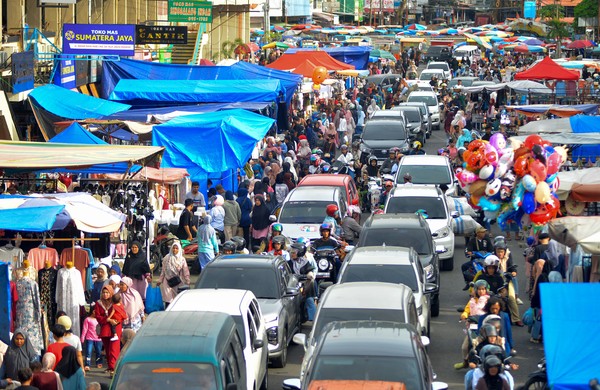 ramainya-pasar-di-padang-saat-warga-berburu-kebutuhan-lebaran-1742910126982 ramainya-pasar-di-padang-saat-warga-berburu-kebutuhan-lebaran-1742910126982