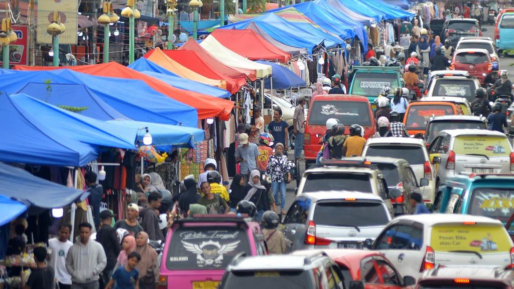 Ramainya Pasar di Padang Saat Warga Berburu Kebutuhan Lebaran Ramainya Pasar di Padang Saat Warga Berburu Kebutuhan Lebaran