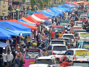 Ramainya Pasar di Padang Saat Warga Berburu Kebutuhan Lebaran