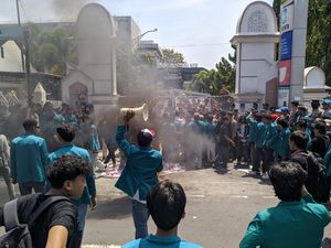 Mahasiswa Unram Demo Tuntut Batalkan UU TNI di DPRD NTB Mahasiswa Unram Demo Tuntut Batalkan UU TNI di DPRD NTB
