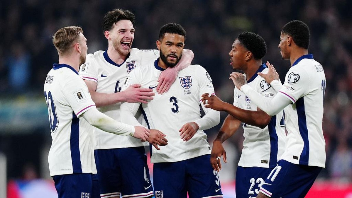 Reece James (3) merayakan gol gawang Latvia bersama para pemain Inggris. Foto: PA Images via Getty Images/Mike Egerton - PA Images