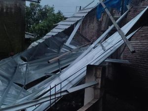 Angin Kencang Terjang Permukiman Warga Gebog Kudus, Puluhan Rumah Rusak