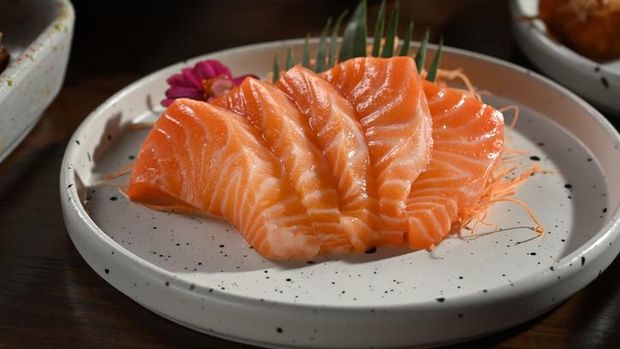 Salmon Sushi Bukan Asli Jepang, Ternyata Diperkenalkan oleh Negara Ini