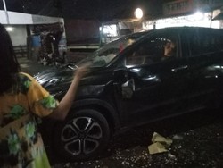 Viral Mobil Terbalik Ditonton Warga di Depok, Diduga Sopir Mengantuk