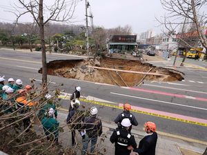 Ngeri! Detik-detik Pemotor Ditelan Lubang di Jalan Korsel hingga Tewas