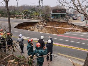 Sinkhole Raksasa Muncul di Jalanan Korsel, 1 Orang Tewas