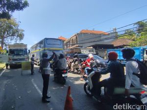 Truk Tronton Terperosok, Jalur Denpasar-Gilimanuk Macet 2 Kilometer Truk Tronton Terperosok, Jalur Denpasar-Gilimanuk Macet 2 Kilometer