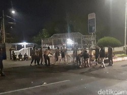 Demo Tolak UU TNI di Karawang Sempat Memanas, Massa Dibubarkan Paksa