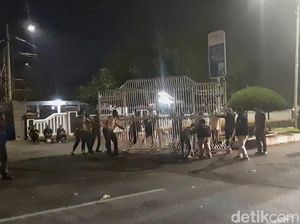 Demo Tolak UU TNI di Karawang Sempat Memanas, Massa Dibubarkan Paksa Demo Tolak UU TNI di Karawang Sempat Memanas, Massa Dibubarkan Paksa