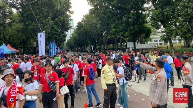 Kawasan Stadion Utama Gelora Bung Karno dipadati suporter Timnas Indonesia jelang laga Indonesia vs Bahrain, Selasa (25/3).