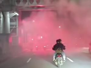 Ramai Pemotor Konvoi Sambil Main Petasan di Jakbar, Polisi Turun Tangan