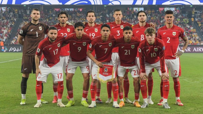 Timnas Indonesia PADDINGTON, NEW SOUTH WALES, AUSTRALIA - 2025/03/20: Indonesia men football team pose for group photo during the AFC Asian Qualifiers 2026 Road to 26 match between Australia and Indonesia held at the Sydney Football Stadium. Final score; Australia 5 : 1 Indonesia. (Photo by Luis Veniegra/SOPA Images/LightRocket via Getty Images)
