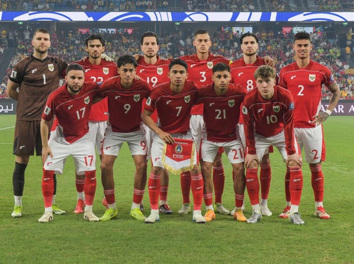 Timnas Indonesia PADDINGTON, NEW SOUTH WALES, AUSTRALIA - 2025/03/20: Indonesia men football team pose for group photo during the AFC Asian Qualifiers 2026 Road to 26 match between Australia and Indonesia held at the Sydney Football Stadium. Final score; Australia 5 : 1 Indonesia. (Photo by Luis Veniegra/SOPA Images/LightRocket via Getty Images)