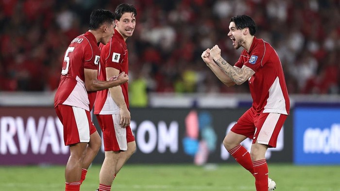 Timnas Indonesia, Rizky Ridho, Kevin Diks, Thom Haye JAKARTA, INDONESIA - MARCH 25: (L-R) Rizky Ridho, Thom Haye and Kevin Diks of Indonesia celebrate after the teams 1-0 victory in the FIFA World Cup qualifier Asian third round Group C match between Indonesia and Bahrain at Gelora Bung Karno Stadium on March 25, 2025 in Jakarta, Indonesia. (Photo by Robertus Pudyanto/Getty Images)