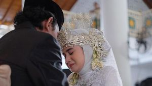 7 Gaya Tissa Biani Pakai Baju Pengantin Adat Sunda, Berlinang Air Mata