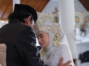 7 Gaya Tissa Biani Pakai Baju Pengantin Adat Sunda, Berlinang Air Mata