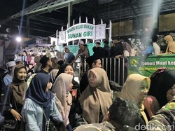 Semarak Berburu Lailatul Qadar dalam Tradisi Malam Selawe di Gresik