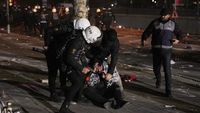 Polisi Anti Huru-hara Bubarkan Demo Penahanan Wali Kota Istanbul