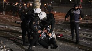 Polisi Anti Huru-hara Bubarkan Demo Penahanan Wali Kota Istanbul