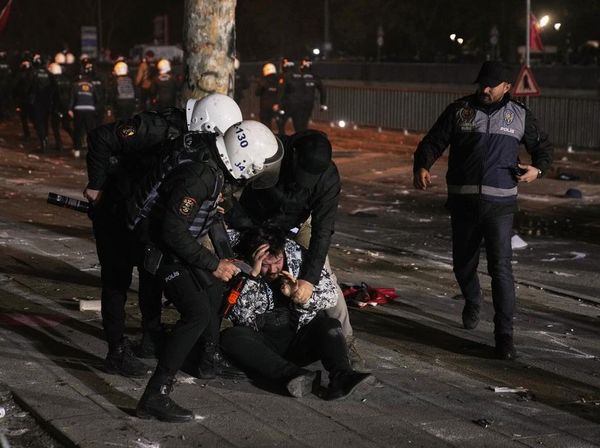Polisi Anti Huru-hara Bubarkan Demo Penahanan Wali Kota Istanbul