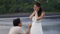 Potret Romantis Billy Syahputra Berlutut di Pantai Kasih Cincin ke Vika Kolesnaya