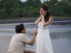 Potret Romantis Billy Syahputra Berlutut di Pantai Kasih Cincin ke Vika Kolesnaya Potret Romantis Billy Syahputra Berlutut di Pantai Kasih Cincin ke Vika Kolesnaya