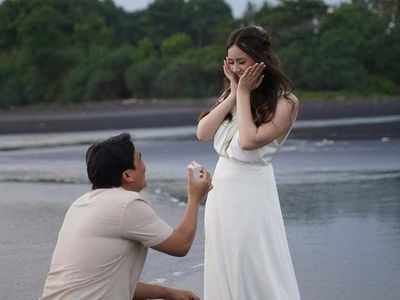 Potret Romantis Billy Syahputra Berlutut di Pantai Kasih Cincin ke Vika Kolesnaya
