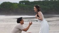6 Potret Billy Syahputra Lamar Pacar Bule, Romantis di Tepi Pantai