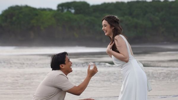 6 Potret Billy Syahputra Lamar Pacar Bule, Romantis di Tepi Pantai