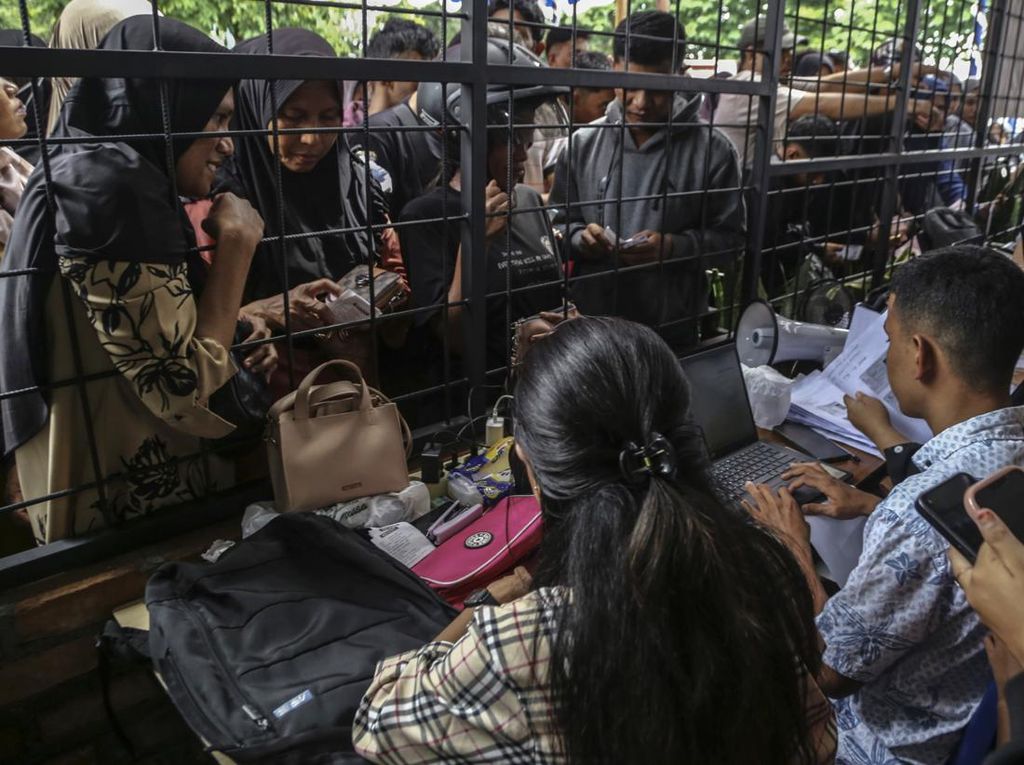 Potret Antrean Warga Berburu Tiket Subsidi Kapal Laut di Ternate Potret Antrean Warga Berburu Tiket Subsidi Kapal Laut di Ternate