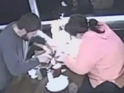 Curang! Pasangan Ini Terekam CCTV Taruh Rambut di Atas Makanan Agar Gratis