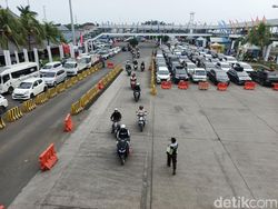 Pemudik Terjebak Antrean Hingga 6 Jam di Pelabuhan Gilimanuk