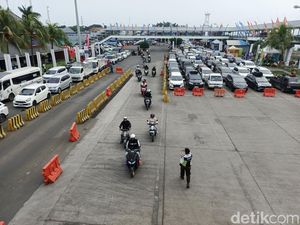 Pemudik Terjebak Antrean Hingga 6 Jam di Pelabuhan Gilimanuk Pemudik Terjebak Antrean Hingga 6 Jam di Pelabuhan Gilimanuk