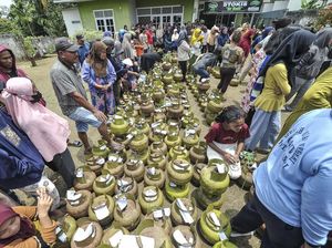 Antusias Warga Serbu Operasi Pasar Gas Elpiji di Jambi Antusias Warga Serbu Operasi Pasar Gas Elpiji di Jambi