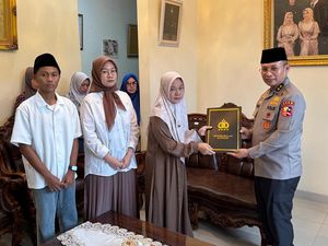 As SDM Beri Penghargaan Kapolri, Sepupu Alm Ghalib Dapat Tiket Masuk Polri As SDM Beri Penghargaan Kapolri, Sepupu Alm Ghalib Dapat Tiket Masuk Polri