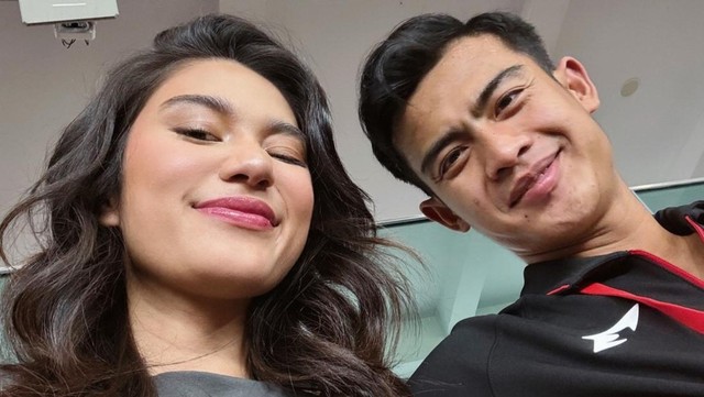 Highlight Dunia Hiburan InsertLive : Momen Pratama Arhan Dipangku Azizah Salsha Jadi Omongan