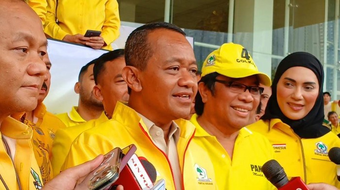 Menteri ESDM Bahlil Lahadalia seusai pelepasan mudik gratis di halaman kantor DPP Golkar, Jakarta Barat, Rabu (26/3/2025).