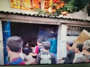 Kebakaran di Jakut Landa Gudang Toko Online, Warga Bantu Evakuasi Paket