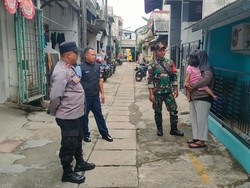 Bhabinkamtibmas Jaktim Patroli Jalan Kaki, Cek Rumah Kosong Ditinggal Mudik